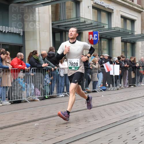05.10.2025 - 20. swb-Marathon Bremen Strokosch-Dieckow http://msf.ph/oto/9296725 05.10.2025 13:04:03 Ziel 329, 706, 1763, 2068, 2643, 3320, 4848, 5656, 6295, 7583, 7735, 7900, 329, 706, 1763, 2068, 2643, 3320, 4848, 5656, 6295, 7583, 7735, 7900 meine-sportfotos.de