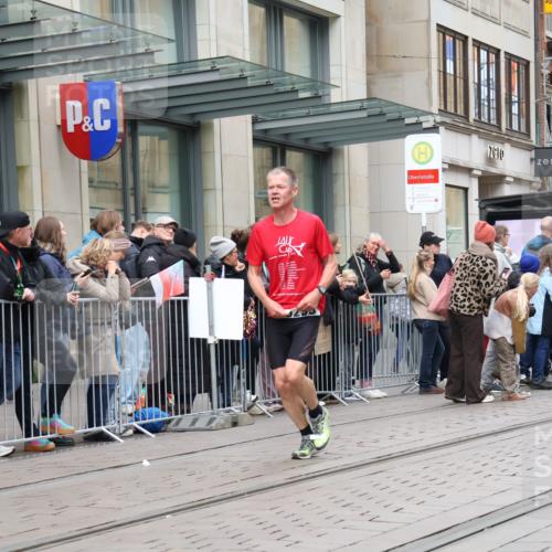 05.10.2025 - 20. swb-Marathon Bremen Strokosch-Dieckow http://msf.ph/oto/9296727 05.10.2025 13:04:04 Ziel 329, 706, 1763, 2068, 2643, 3320, 5656, 6295, 7583, 7735, 7900, 329, 706, 1763, 2068, 2643, 3320, 5656, 6295, 7583, 7735, 7900 meine-sportfotos.de