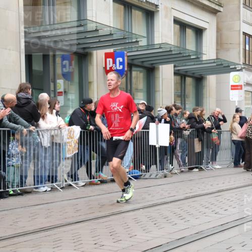 05.10.2025 - 20. swb-Marathon Bremen Strokosch-Dieckow http://msf.ph/oto/9296729 05.10.2025 13:04:05 Ziel 329, 706, 1763, 2068, 2643, 3320, 5656, 6295, 7176, 7583, 7735, 7900, 329, 706, 1763, 2068, 2643, 3320, 5656, 6295, 7176, 7583, 7735, 7900 meine-sportfotos.de