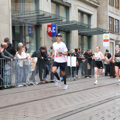 05.10.2025 - 20. swb-Marathon Bremen Strokosch-Dieckow http://msf.ph/oto/9296732 05.10.2025 13:04:06 Ziel 329, 706, 1763, 2643, 3320, 5656, 6295, 7176, 7583, 7735, 7900, 329, 706, 1763, 2643, 3320, 5656, 6295, 7176, 7583, 7735, 7900 meine-sportfotos.de