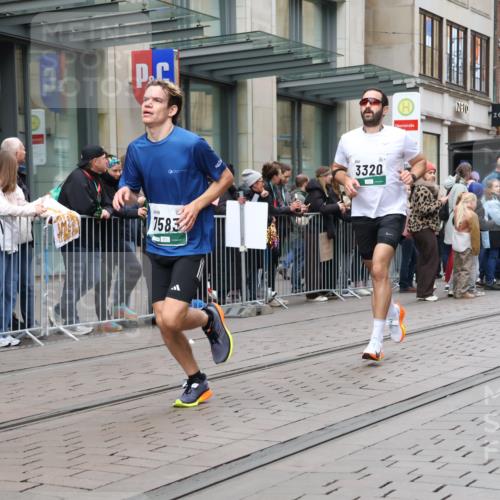 05.10.2025 - 20. swb-Marathon Bremen Strokosch-Dieckow http://msf.ph/oto/9296740 05.10.2025 13:04:09 Ziel 329, 1265, 1763, 2643, 3320, 4966, 5656, 6295, 7176, 7583, 7735, 329, 1265, 1763, 2643, 3320, 4966, 5656, 6295, 7176, 7583, 7735 meine-sportfotos.de