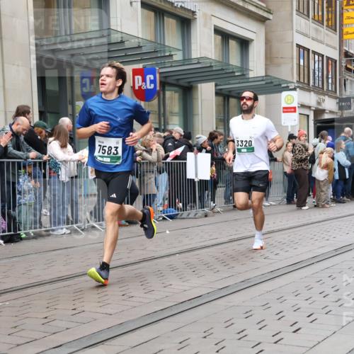 05.10.2025 - 20. swb-Marathon Bremen Strokosch-Dieckow http://msf.ph/oto/9296741 05.10.2025 13:04:10 Ziel 329, 577, 1265, 1763, 2643, 3320, 4966, 5656, 6295, 7176, 7583, 7735, 329, 577, 1265, 1763, 2643, 3320, 4966, 5656, 6295, 7176, 7583, 7735 meine-sportfotos.de