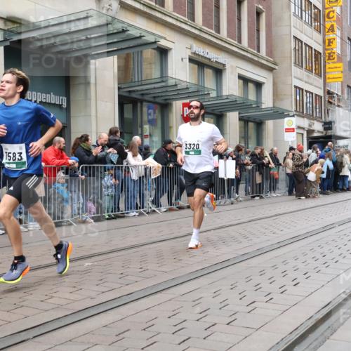 05.10.2025 - 20. swb-Marathon Bremen Strokosch-Dieckow http://msf.ph/oto/9296743 05.10.2025 13:04:10 Ziel 329, 577, 1265, 1763, 2643, 3320, 4966, 5656, 6295, 7176, 7583, 7735, 329, 577, 1265, 1763, 2643, 3320, 4966, 5656, 6295, 7176, 7583, 7735 meine-sportfotos.de