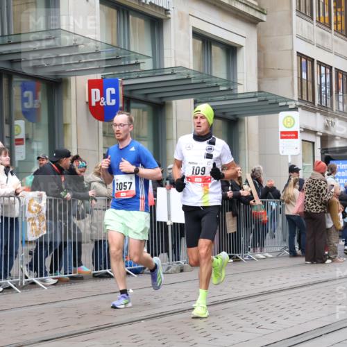 05.10.2025 - 20. swb-Marathon Bremen Strokosch-Dieckow http://msf.ph/oto/9296760 05.10.2025 13:04:26 Ziel 109, 577, 819, 1265, 2057, 2188, 4966, 6463, 7176, 109, 577, 819, 1265, 2057, 2188, 4966, 6463, 7176 meine-sportfotos.de