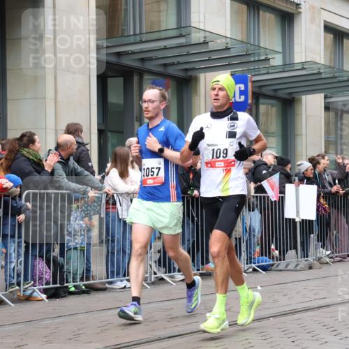 05.10.2025 - 20. swb-Marathon Bremen Strokosch-Dieckow http://msf.ph/oto/9296762 05.10.2025 13:04:27 Ziel 109, 577, 819, 1265, 2057, 2188, 4966, 6463, 7176, 109, 577, 819, 1265, 2057, 2188, 4966, 6463, 7176 meine-sportfotos.de