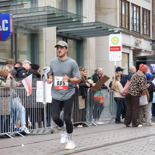 05.10.2025 - 20. swb-Marathon Bremen Strokosch-Dieckow http://msf.ph/oto/9296788 05.10.2025 13:04:41 Ziel 548, 685, 819, 917, 1123, 1196, 1631, 2188, 6463, 8729, 548, 685, 819, 917, 1123, 1196, 1631, 2188, 6463, 8729 meine-sportfotos.de