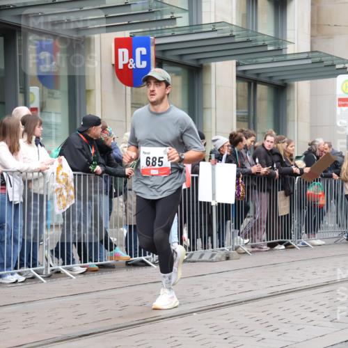 05.10.2025 - 20. swb-Marathon Bremen Strokosch-Dieckow http://msf.ph/oto/9296790 05.10.2025 13:04:41 Ziel 548, 685, 819, 917, 1123, 1196, 1631, 2188, 6463, 8729, 548, 685, 819, 917, 1123, 1196, 1631, 2188, 6463, 8729 meine-sportfotos.de