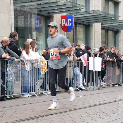 05.10.2025 - 20. swb-Marathon Bremen Strokosch-Dieckow http://msf.ph/oto/9296791 05.10.2025 13:04:42 Ziel 548, 685, 819, 917, 1123, 1196, 1631, 2188, 8729, 548, 685, 819, 917, 1123, 1196, 1631, 2188, 8729 meine-sportfotos.de