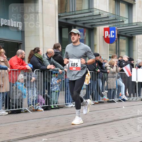 05.10.2025 - 20. swb-Marathon Bremen Strokosch-Dieckow http://msf.ph/oto/9296792 05.10.2025 13:04:42 Ziel 548, 685, 819, 917, 1123, 1196, 1631, 2188, 8729, 548, 685, 819, 917, 1123, 1196, 1631, 2188, 8729 meine-sportfotos.de