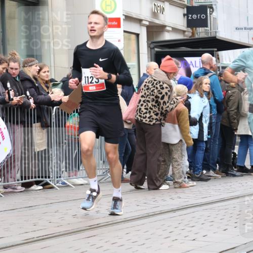 05.10.2025 - 20. swb-Marathon Bremen Strokosch-Dieckow http://msf.ph/oto/9296794 05.10.2025 13:04:44 Ziel 236, 548, 685, 819, 917, 1123, 1196, 1631, 4291, 5103, 8729, 236, 548, 685, 819, 917, 1123, 1196, 1631, 4291, 5103, 8729 meine-sportfotos.de