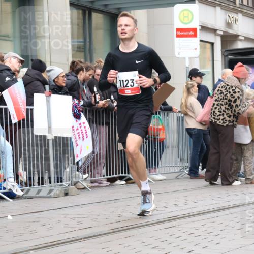 05.10.2025 - 20. swb-Marathon Bremen Strokosch-Dieckow http://msf.ph/oto/9296795 05.10.2025 13:04:44 Ziel 236, 548, 685, 819, 917, 1123, 1196, 1631, 4291, 5103, 8729, 236, 548, 685, 819, 917, 1123, 1196, 1631, 4291, 5103, 8729 meine-sportfotos.de
