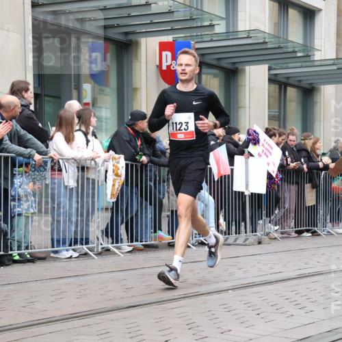 05.10.2025 - 20. swb-Marathon Bremen Strokosch-Dieckow http://msf.ph/oto/9296797 05.10.2025 13:04:45 Ziel 236, 548, 685, 917, 1123, 1196, 1631, 4291, 5103, 8729, 236, 548, 685, 917, 1123, 1196, 1631, 4291, 5103, 8729 meine-sportfotos.de