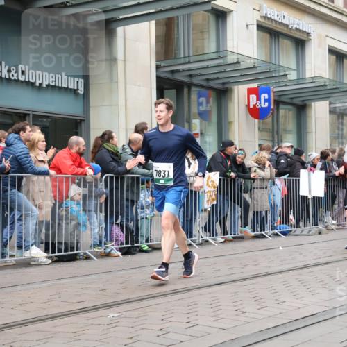 05.10.2025 - 20. swb-Marathon Bremen Strokosch-Dieckow http://msf.ph/oto/9296829 05.10.2025 13:05:08 Ziel 236, 907, 1607, 1641, 2092, 2249, 2360, 2974, 2990, 3819, 4291, 4313, 5103, 5264, 6251, 7831, 7987, 8507, 8923, 9114, 236, 907, 1607, 1641, 2092, 2249, 2360, 2974, 2990, 3819, 4291, 4313, 5103, 5264, 6251, 7831, 7987, 8507, 8923, 9114 meine-sportfotos.de