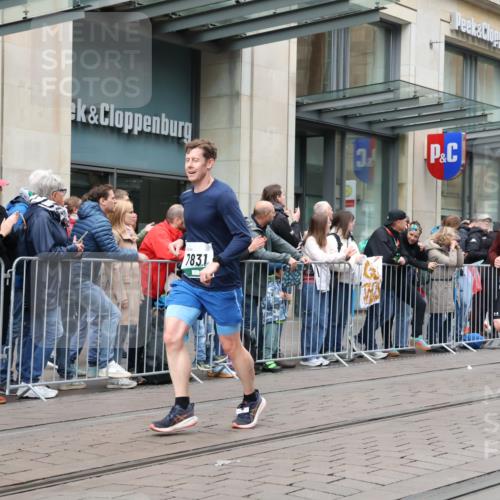 05.10.2025 - 20. swb-Marathon Bremen Strokosch-Dieckow http://msf.ph/oto/9296830 05.10.2025 13:05:08 Ziel 236, 907, 1607, 1641, 2092, 2249, 2360, 2974, 2990, 3819, 4291, 4313, 5103, 5264, 6251, 7831, 7987, 8507, 8923, 9114, 236, 907, 1607, 1641, 2092, 2249, 2360, 2974, 2990, 3819, 4291, 4313, 5103, 5264, 6251, 7831, 7987, 8507, 8923, 9114 meine-sportfotos.de