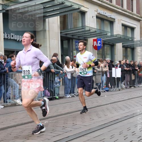 05.10.2025 - 20. swb-Marathon Bremen Strokosch-Dieckow http://msf.ph/oto/9296851 05.10.2025 13:05:16 Ziel 609, 907, 1307, 1641, 2013, 2092, 2249, 2360, 2974, 2988, 2990, 3819, 4255, 4313, 4353, 4962, 5599, 6251, 7831, 8507, 8923, 609, 907, 1307, 1641, 2013, 2092, 2249, 2360, 2974, 2988, 2990, 3819, 4255, 4313, 4353, 4962, 5599, 6251, 7831, 8507, 8923 meine-sportfotos.de