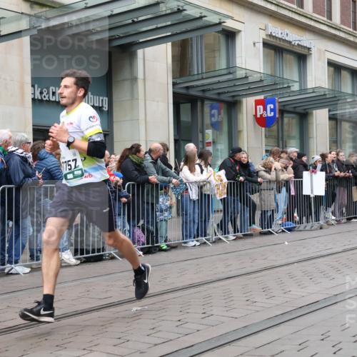 05.10.2025 - 20. swb-Marathon Bremen Strokosch-Dieckow http://msf.ph/oto/9296853 05.10.2025 13:05:16 Ziel 609, 907, 1307, 1641, 2013, 2092, 2249, 2360, 2974, 2988, 2990, 3819, 4255, 4313, 4353, 4962, 5599, 6251, 7831, 8507, 8923, 609, 907, 1307, 1641, 2013, 2092, 2249, 2360, 2974, 2988, 2990, 3819, 4255, 4313, 4353, 4962, 5599, 6251, 7831, 8507, 8923 meine-sportfotos.de