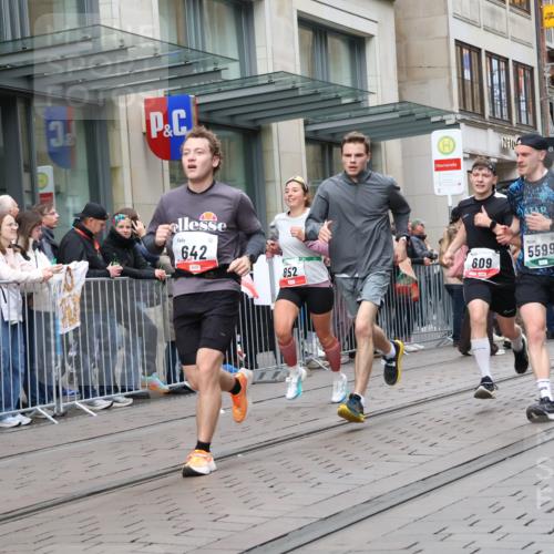 05.10.2025 - 20. swb-Marathon Bremen Strokosch-Dieckow http://msf.ph/oto/9296879 05.10.2025 13:05:36 Ziel 609, 642, 852, 1790, 2013, 2872, 4353, 4962, 5599, 6431, 7492, 7647, 8244, 8897, 8907, 609, 642, 852, 1790, 2013, 2872, 4353, 4962, 5599, 6431, 7492, 7647, 8244, 8897, 8907 meine-sportfotos.de