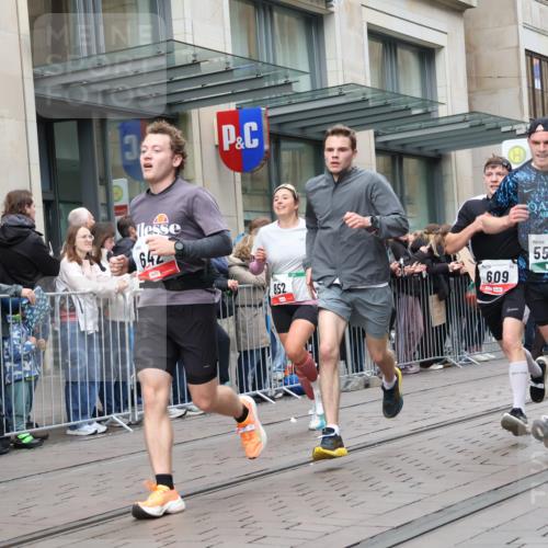 05.10.2025 - 20. swb-Marathon Bremen Strokosch-Dieckow http://msf.ph/oto/9296880 05.10.2025 13:05:36 Ziel 609, 642, 852, 1790, 2013, 2872, 4353, 4962, 5599, 6431, 7492, 7647, 8244, 8897, 8907, 609, 642, 852, 1790, 2013, 2872, 4353, 4962, 5599, 6431, 7492, 7647, 8244, 8897, 8907 meine-sportfotos.de
