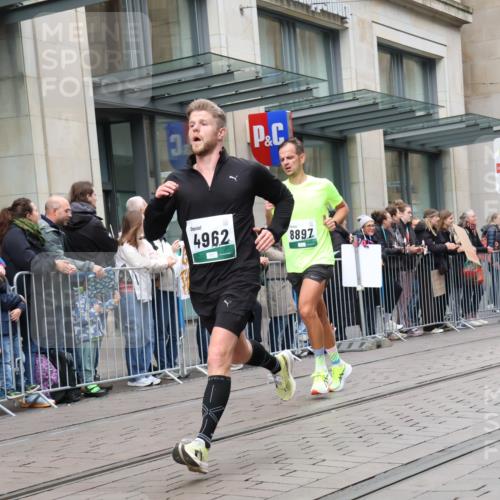 05.10.2025 - 20. swb-Marathon Bremen Strokosch-Dieckow http://msf.ph/oto/9296889 05.10.2025 13:05:41 Ziel 642, 852, 1790, 2013, 2872, 6431, 6877, 7492, 7647, 8244, 8897, 8907, 642, 852, 1790, 2013, 2872, 6431, 6877, 7492, 7647, 8244, 8897, 8907 meine-sportfotos.de
