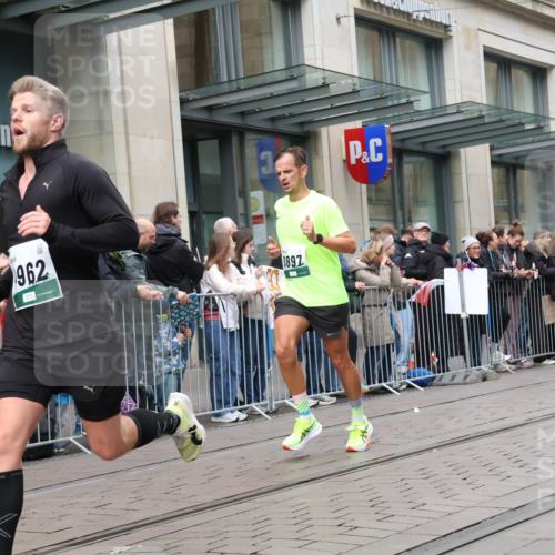 05.10.2025 - 20. swb-Marathon Bremen Strokosch-Dieckow http://msf.ph/oto/9296890 05.10.2025 13:05:41 Ziel 642, 852, 1790, 2013, 2872, 6431, 6877, 7492, 7647, 8244, 8897, 8907, 642, 852, 1790, 2013, 2872, 6431, 6877, 7492, 7647, 8244, 8897, 8907 meine-sportfotos.de