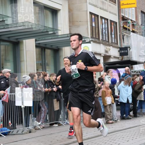 05.10.2025 - 20. swb-Marathon Bremen Strokosch-Dieckow http://msf.ph/oto/9296892 05.10.2025 13:05:44 Ziel 642, 2872, 6431, 6632, 6877, 7492, 7647, 8244, 8630, 8897, 8907, 642, 2872, 6431, 6632, 6877, 7492, 7647, 8244, 8630, 8897, 8907 meine-sportfotos.de