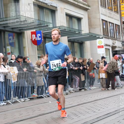 05.10.2025 - 20. swb-Marathon Bremen Strokosch-Dieckow http://msf.ph/oto/9296900 05.10.2025 13:05:47 Ziel 2872, 6431, 6632, 6877, 7492, 7647, 8244, 8630, 8897, 8907, 2872, 6431, 6632, 6877, 7492, 7647, 8244, 8630, 8897, 8907 meine-sportfotos.de