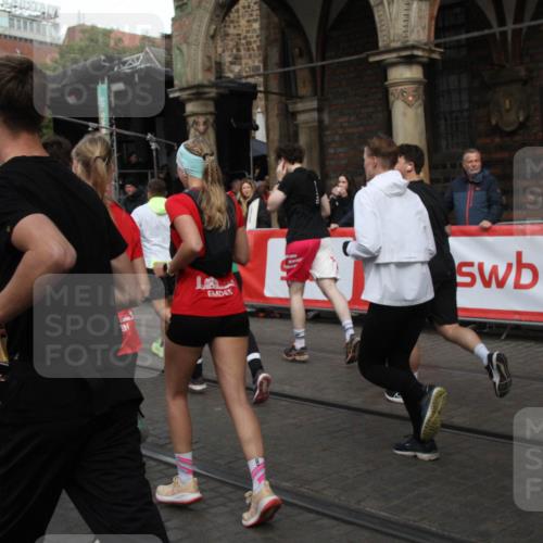 05.10.2025 - 20. swb-Marathon Bremen Yannick Fuchs http://msf.ph/oto/9306378 05.10.2025 11:40:18 Ziel  meine-sportfotos.de