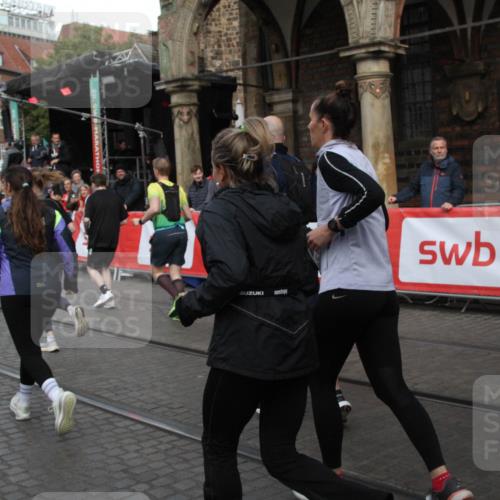 05.10.2025 - 20. swb-Marathon Bremen Yannick Fuchs http://msf.ph/oto/9306388 05.10.2025 11:40:22 Ziel  meine-sportfotos.de
