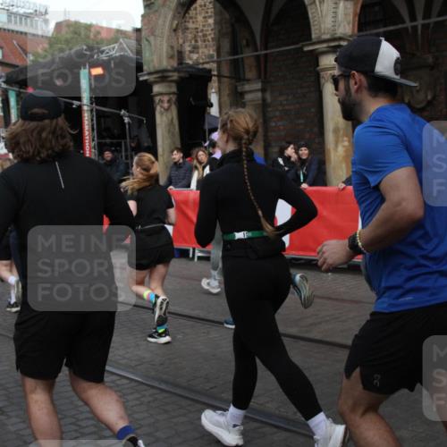 05.10.2025 - 20. swb-Marathon Bremen Yannick Fuchs http://msf.ph/oto/9306397 05.10.2025 11:40:25 Ziel  meine-sportfotos.de