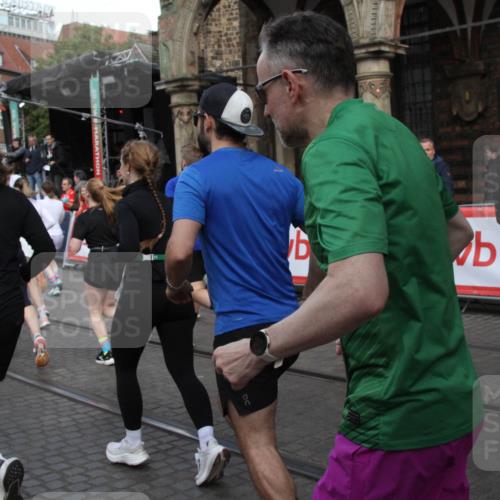 05.10.2025 - 20. swb-Marathon Bremen Yannick Fuchs http://msf.ph/oto/9306398 05.10.2025 11:40:25 Ziel  meine-sportfotos.de