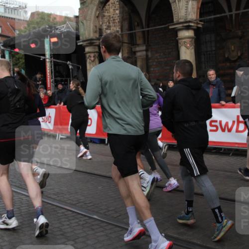 05.10.2025 - 20. swb-Marathon Bremen Yannick Fuchs http://msf.ph/oto/9306403 05.10.2025 11:40:27 Ziel  meine-sportfotos.de