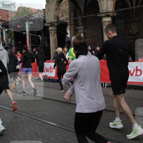 05.10.2025 - 20. swb-Marathon Bremen Yannick Fuchs http://msf.ph/oto/9306408 05.10.2025 11:40:29 Ziel  meine-sportfotos.de