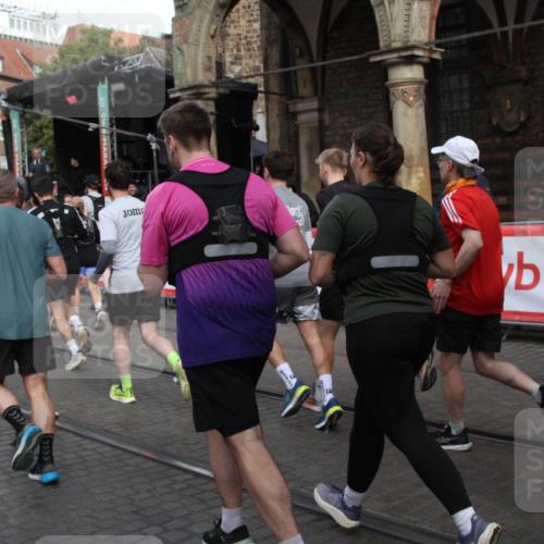 05.10.2025 - 20. swb-Marathon Bremen Yannick Fuchs http://msf.ph/oto/9306431 05.10.2025 11:40:37 Ziel  meine-sportfotos.de