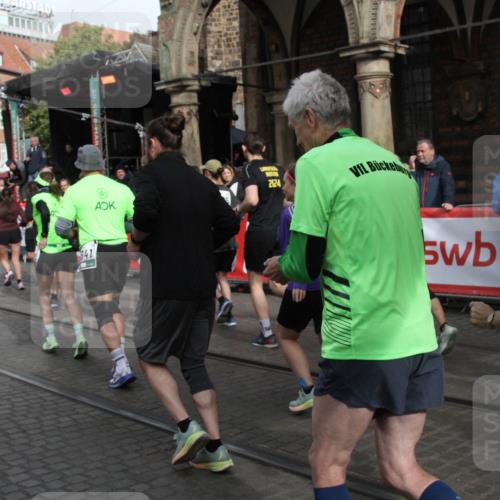 05.10.2025 - 20. swb-Marathon Bremen Yannick Fuchs http://msf.ph/oto/9306448 05.10.2025 11:40:45 Ziel  meine-sportfotos.de