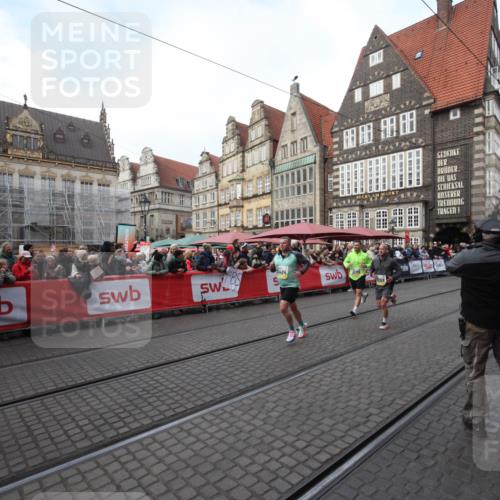 05.10.2025 - 20. swb-Marathon Bremen Yannick Fuchs http://msf.ph/oto/9306598 05.10.2025 10:51:44 Ziel 8333, 9259, 9268, 10716, 11484 meine-sportfotos.de