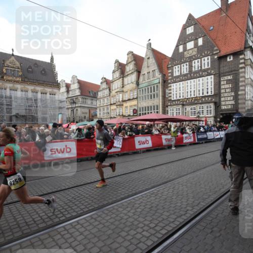 05.10.2025 - 20. swb-Marathon Bremen Yannick Fuchs http://msf.ph/oto/9306612 05.10.2025 10:51:50 Ziel 9004, 9259, 9506, 10436, 10968, 11361, 11689, 11696 meine-sportfotos.de