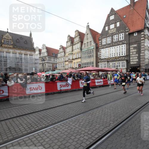 05.10.2025 - 20. swb-Marathon Bremen Yannick Fuchs http://msf.ph/oto/9306716 05.10.2025 10:52:52 Ziel 9214, 9284, 9501, 9581, 9830, 9985, 10308, 10309, 10514, 10997, 11012, 11382, 11417 meine-sportfotos.de