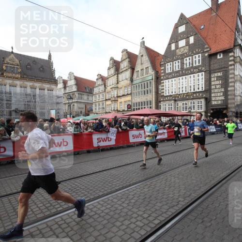 05.10.2025 - 20. swb-Marathon Bremen Yannick Fuchs http://msf.ph/oto/9306763 05.10.2025 10:53:16 Ziel 9449, 9703, 9834, 10242, 10349, 10460, 10466, 10958, 11377, 11512 meine-sportfotos.de