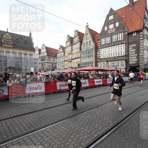 05.10.2025 - 20. swb-Marathon Bremen Yannick Fuchs http://msf.ph/oto/9306777 05.10.2025 10:53:19 Ziel 9834, 9956, 10460, 10806, 10958, 10993, 11377, 11510, 11512 meine-sportfotos.de
