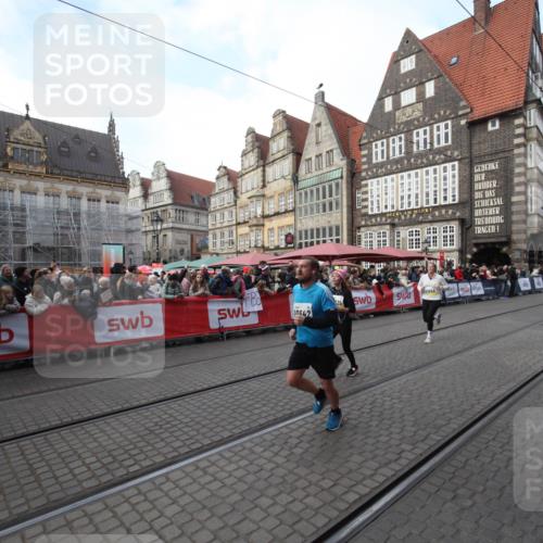 05.10.2025 - 20. swb-Marathon Bremen Yannick Fuchs http://msf.ph/oto/9306841 05.10.2025 10:53:44 Ziel 10020, 10642, 10925, 11046 meine-sportfotos.de