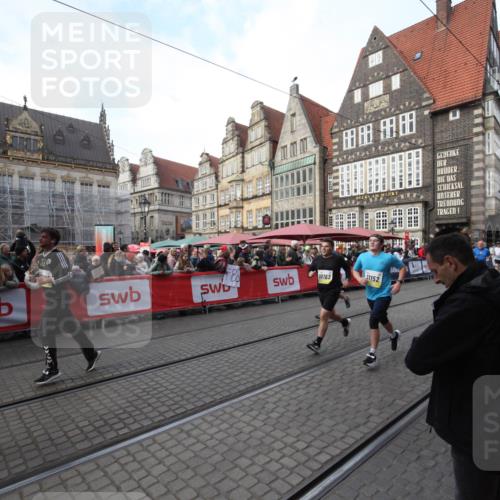 05.10.2025 - 20. swb-Marathon Bremen Yannick Fuchs http://msf.ph/oto/9306883 05.10.2025 10:54:04 Ziel 9313, 9520, 9548, 9807, 9835, 10075, 10163, 10785, 11152, 11339, 11593 meine-sportfotos.de