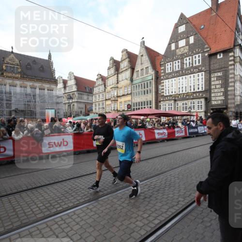 05.10.2025 - 20. swb-Marathon Bremen Yannick Fuchs http://msf.ph/oto/9306885 05.10.2025 10:54:05 Ziel 9313, 9520, 9807, 9835, 10075, 10163, 11152, 11303, 11339, 11432, 11593 meine-sportfotos.de