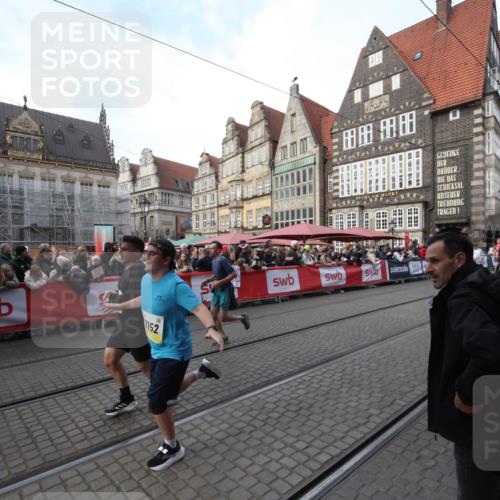 05.10.2025 - 20. swb-Marathon Bremen Yannick Fuchs http://msf.ph/oto/9306887 05.10.2025 10:54:05 Ziel 9313, 9520, 9807, 9835, 10075, 10163, 11152, 11303, 11339, 11432, 11593 meine-sportfotos.de