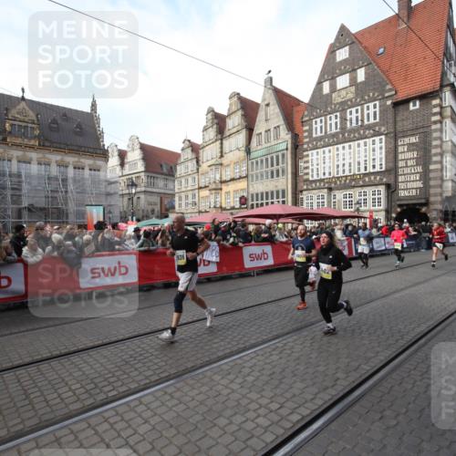 05.10.2025 - 20. swb-Marathon Bremen Yannick Fuchs http://msf.ph/oto/9306914 05.10.2025 10:54:17 Ziel 9402, 9574, 9900, 9935, 10234, 10533, 11203, 11449 meine-sportfotos.de
