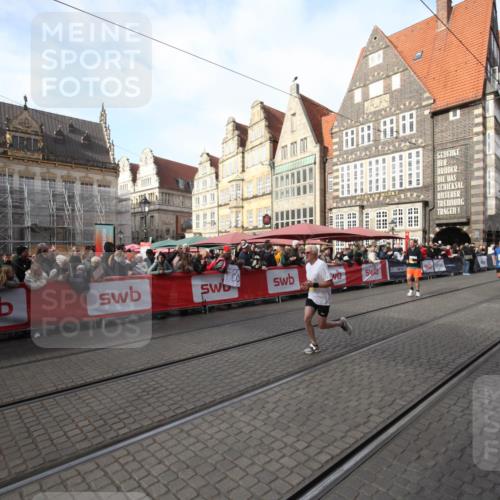 05.10.2025 - 20. swb-Marathon Bremen Yannick Fuchs http://msf.ph/oto/9306924 05.10.2025 10:54:25 Ziel 9407, 10915, 11040 meine-sportfotos.de