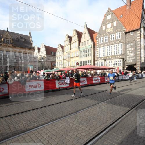 05.10.2025 - 20. swb-Marathon Bremen Yannick Fuchs http://msf.ph/oto/9306926 05.10.2025 10:54:28 Ziel 9392, 9407, 9633, 10097, 10810, 11040, 11271 meine-sportfotos.de
