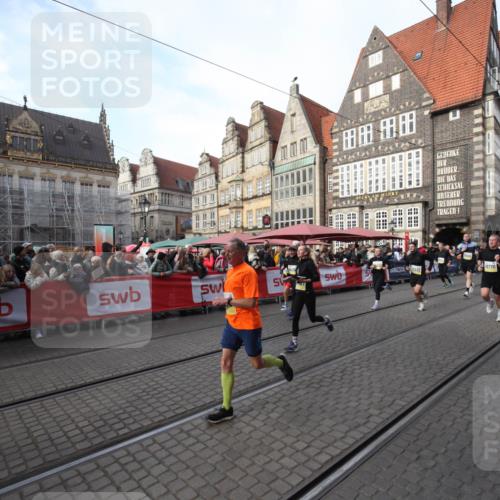 05.10.2025 - 20. swb-Marathon Bremen Yannick Fuchs http://msf.ph/oto/9306986 05.10.2025 10:54:54 Ziel 8326, 9436, 9560, 9776, 10024, 10232, 10233, 10487, 10609, 10770, 11163, 11276, 11373 meine-sportfotos.de