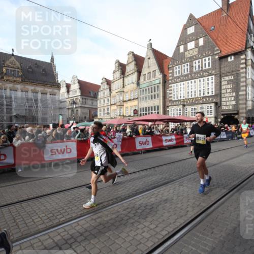 05.10.2025 - 20. swb-Marathon Bremen Yannick Fuchs http://msf.ph/oto/9307002 05.10.2025 10:55:02 Ziel 9427, 9475, 9570, 10231, 11320, 11470, 11507, 11523 meine-sportfotos.de