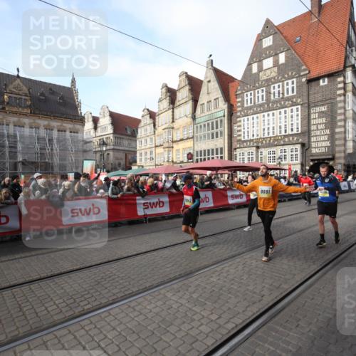 05.10.2025 - 20. swb-Marathon Bremen Yannick Fuchs http://msf.ph/oto/9307052 05.10.2025 10:55:23 Ziel 9201, 9350, 9514, 9654, 9881, 9933, 10116, 10970, 11042, 11115, 11702 meine-sportfotos.de