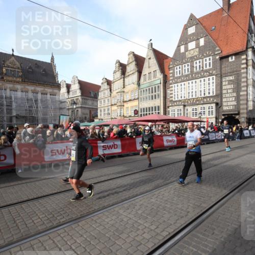 05.10.2025 - 20. swb-Marathon Bremen Yannick Fuchs http://msf.ph/oto/9307082 05.10.2025 10:55:30 Ziel 9722, 9902, 10256, 10260, 11025, 11380, 11431 meine-sportfotos.de